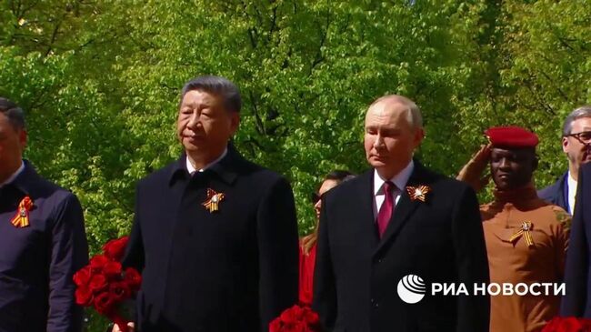 Путин с иностранными лидерами возложили цветы к Могиле Неизвестного Солдата