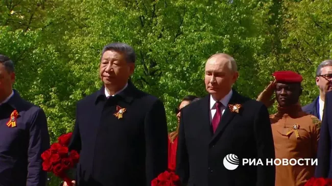 Путин с иностранными лидерами возложили цветы к Могиле Неизвестного Солдата