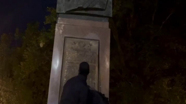 Неизвестные в масках сорвали табличку на памятнике советскому маршалу Малиновскому в Одессе
