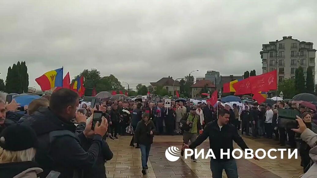 Жители Кишинева надевают георгиевские ленты вопреки запрету властей