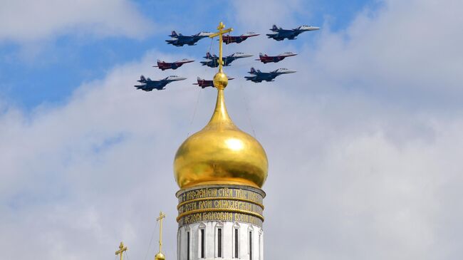 Строй Кубинский бриллиант из истребителей МиГ-29 и Су-30СМ пилотажных групп Русские витязи и Стрижи на военном параде на Красной площади в Москве, посвященном 80-летию Победы в Великой Отечественной войне Строй Кубинский бриллиант из истребителей МиГ-29 и Су-30СМ пилотажных групп Русские витязи и Стрижи на военном параде на Красной площади в Москве, посвященном 80-летию Победы в Великой Отечественной войне