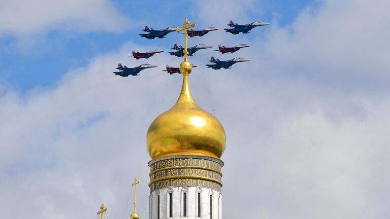 Строй Кубинский бриллиант из истребителей МиГ-29 и Су-30СМ пилотажных групп Русские витязи и Стрижи на военном параде на Красной площади в Москве, посвященном 80-летию Победы в Великой Отечественной войне