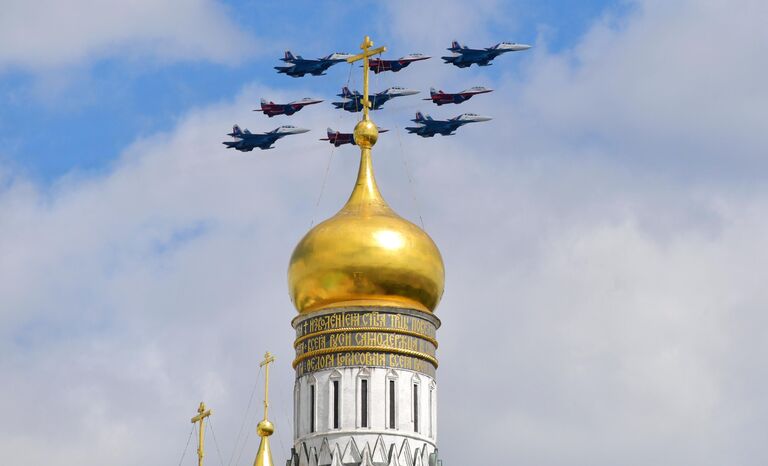 Строй Кубинский бриллиант из истребителей МиГ-29 и Су-30СМ пилотажных групп Русские витязи и Стрижи на военном параде на Красной площади в Москве, посвященном 80-летию Победы в Великой Отечественной войне Строй Кубинский бриллиант из истребителей МиГ-29 и Су-30СМ пилотажных групп Русские витязи и Стрижи на военном параде на Красной площади в Москве, посвященном 80-летию Победы в Великой Отечественной войне