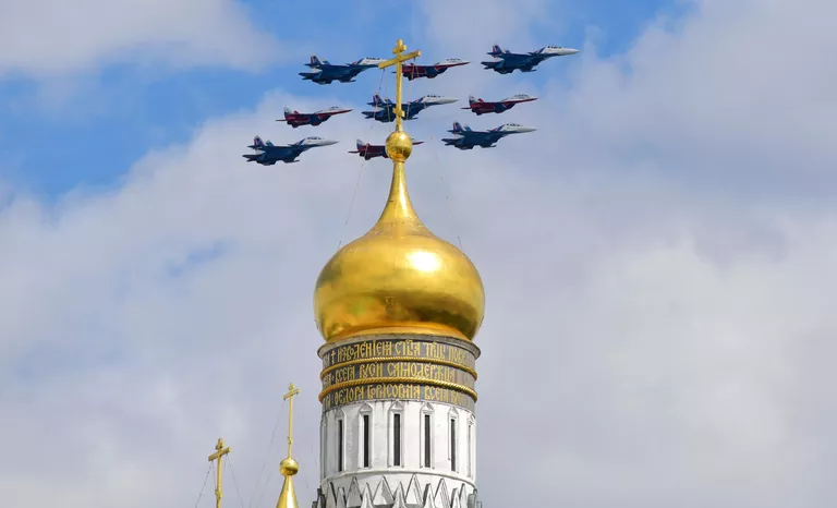 Строй Кубинский бриллиант из истребителей МиГ-29 и Су-30СМ пилотажных групп Русские витязи и Стрижи на военном параде на Красной площади в Москве, посвященном 80-летию Победы в Великой Отечественной войне Строй Кубинский бриллиант из истребителей МиГ-29 и Су-30СМ пилотажных групп Русские витязи и Стрижи на военном параде на Красной площади в Москве, посвященном 80-летию Победы в Великой Отечественной войне
