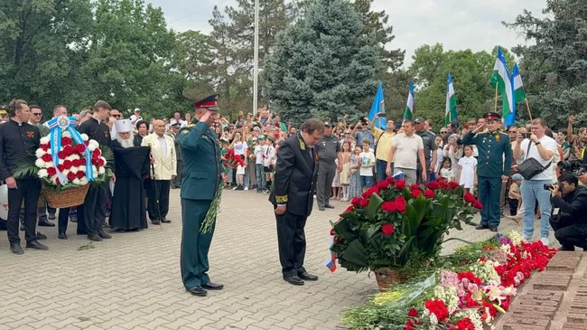 Церемония возложения цветов к Вечному огню на территории мемориального комплекса Братские могилы в Ташкенте 