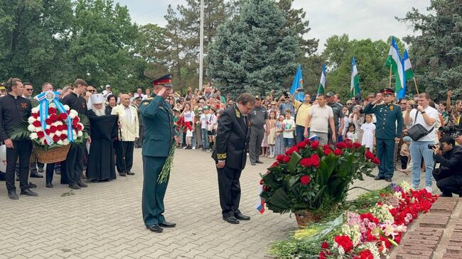 Церемония возложения цветов к Вечному огню на территории мемориального комплекса Братские могилы в Ташкенте 