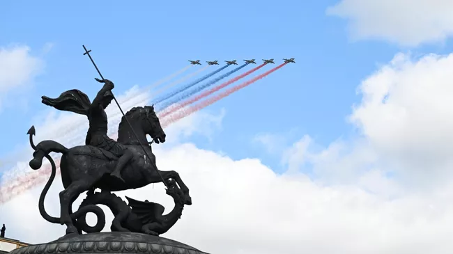 Штурмовики Су-25 на военном параде на Красной площади в Москве, посвященном 80-летию Победы в Великой Отечественной войне Штурмовики Су-25 на военном параде на Красной площади в Москве, посвященном 80-летию Победы в Великой Отечественной войне