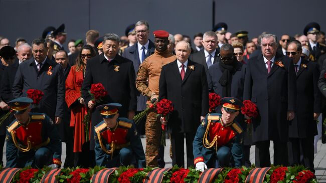 Владимир Путин и иностранные лидеры на церемонии возложения цветов к Могиле Неизвестного Солдата