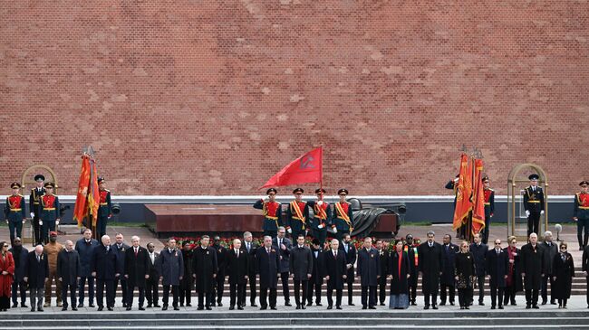 Президент России Владимир Путин и иностранные лидеры на церемонии совместного возложения цветов к Могиле Неизвестного Солдата в Александровском саду в Москве