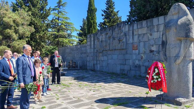 Российские дипломаты почтили память героев ВОВ на Кукийском кладбище в Грузии