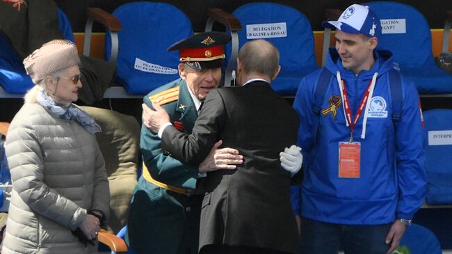 Президент России Владимир Путин приветствует ветерана Великой Отечественной войны Ивана Лыткина на Красной площади в Москве на военном параде, посвященном 80-летию Победы