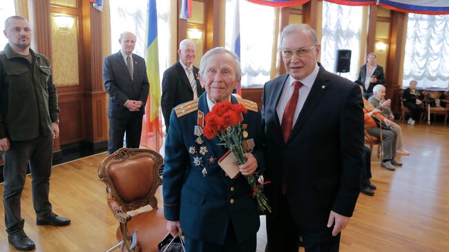 Ветеран Великой Отечественной войны Василий Семенович Литвинов и посол РФ в Молдавии Олег Озеров