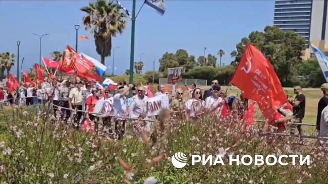 Бессмертный полк у мемориала солдатам Красной армии в израильской Нетании