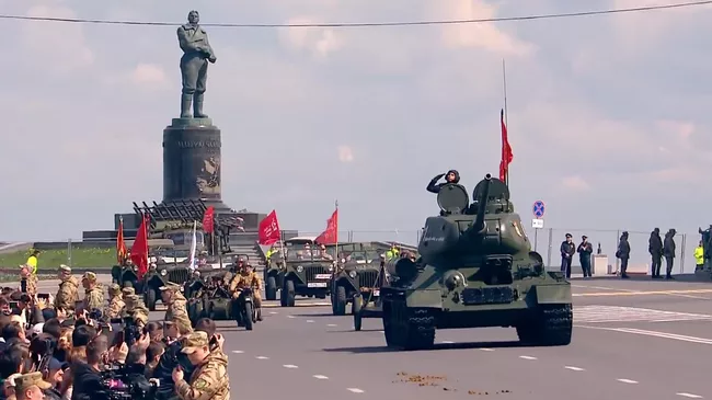 Торжественное прохождение войск Нижегородского гарнизона и техники в Нижнем Новгороде. Кадр видео