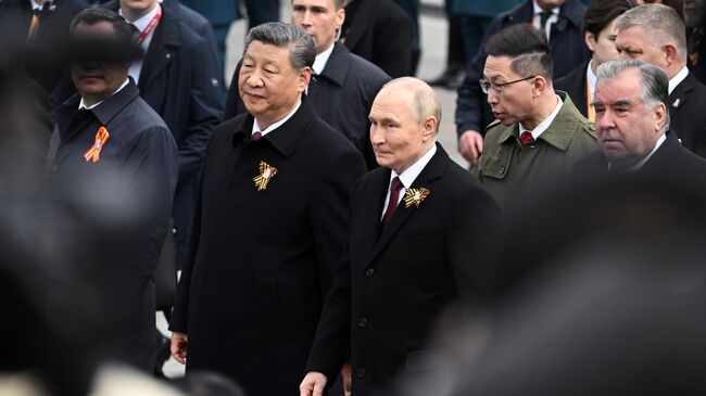 Церемония возложения цветов к Могиле Неизвестного солдата