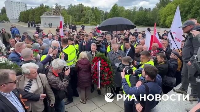 Российские дипломаты возложили цветы к монументу на кладбище советских воинов в Варшаве