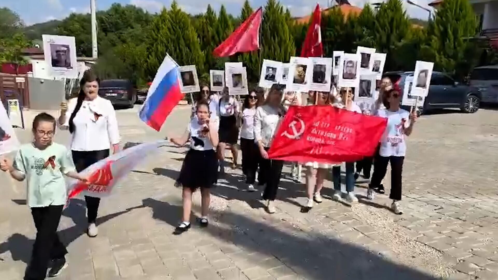 От Европы до Индонезии: шествия “Бессмертного полка” проходят по всему миру - РИА Новости, 1920, 09.05.2025