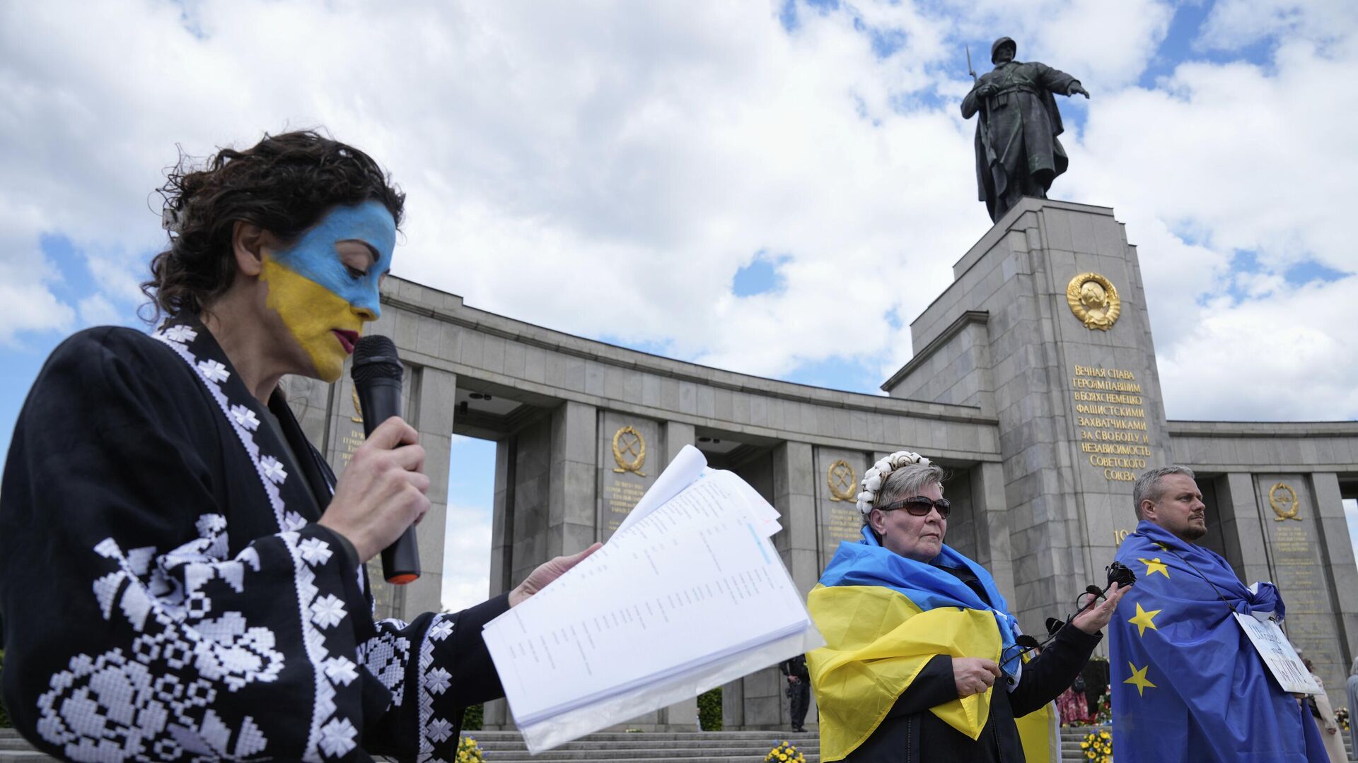 Проукраинские демонстранты на советском воинском мемориале в Тиргартене, Берлин. 9 мая 2025 года - РИА Новости, 1920, 09.05.2025