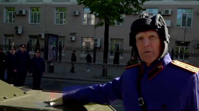 Ветеран Николай Борисов, которому исполнилось 100 лет, проехал на танке Т-34 на параде Победы в Воронеже