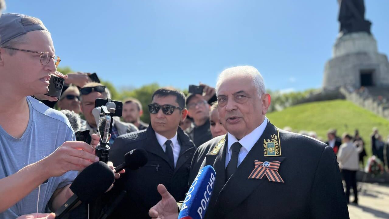 Посол России в Германии Сергей Нечаев на церемонии возложения цветов к советскому воинскому мемориалу в Трептов-парке в Берлине Посол России в Германии Сергей Нечаев на церемонии возложения цветов к советскому воинскому мемориалу в Трептов-парке в Берлине - РИА Новости, 1920, 09.05.2025