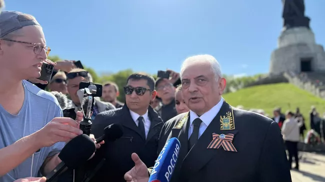 Посол России в Германии Сергей Нечаев на церемонии возложения цветов к советскому воинскому мемориалу в Трептов-парке в Берлине
