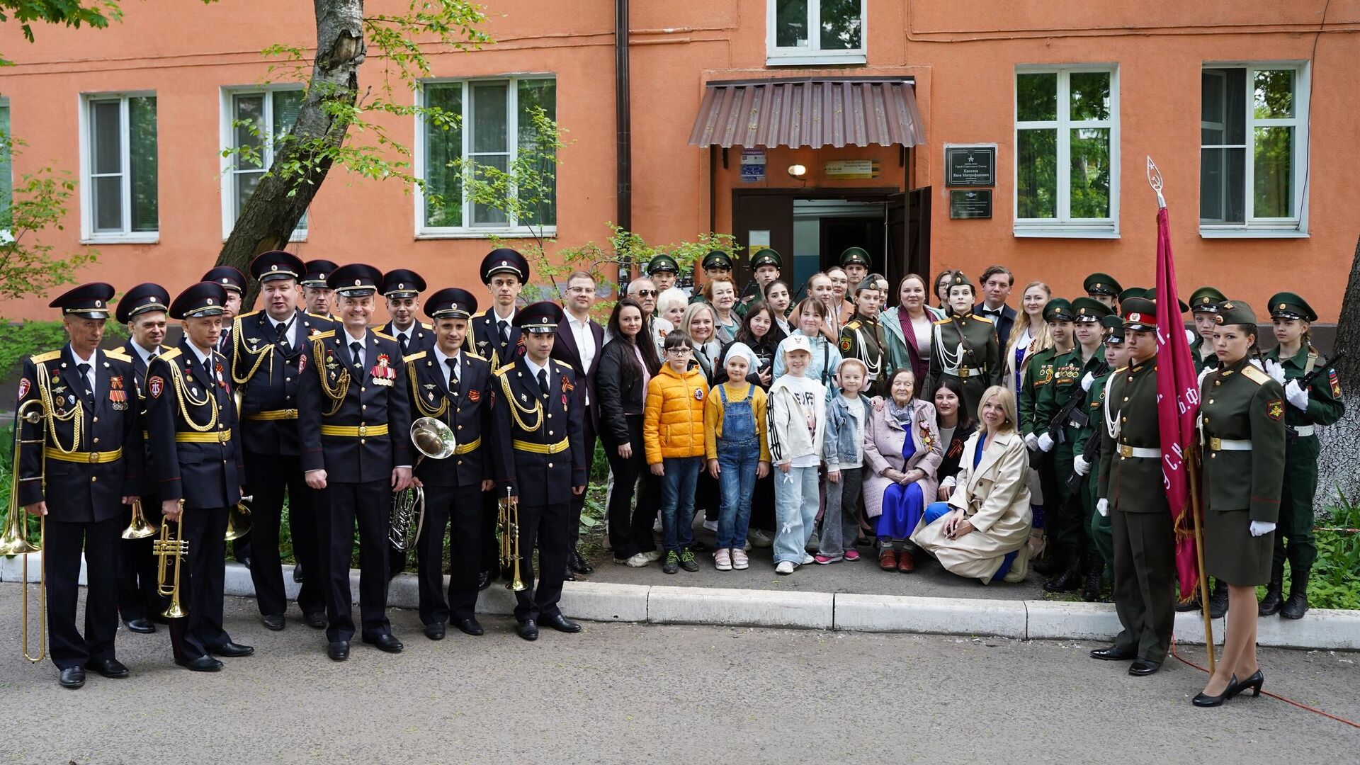 Всероссийская акция Парад у дома ветерана прошла у дома ветерана ВОВ Марии Малюк в Курске - РИА Новости, 1920, 09.05.2025