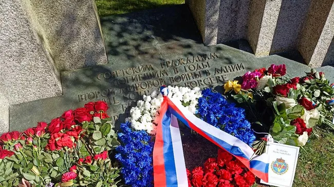 Памятная церемония по случаю 80-летия Победы в Великой Отечественной войне на кладбище Биспебьерг в Копенгагене 