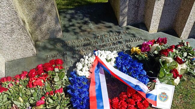 Памятная церемония по случаю 80-летия Победы в Великой Отечественной войне на кладбище Биспебьерг в Копенгагене 