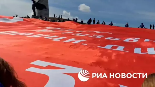 Самое большое Знамя Победы в мире на мемориальном комплексе Саур-Могила