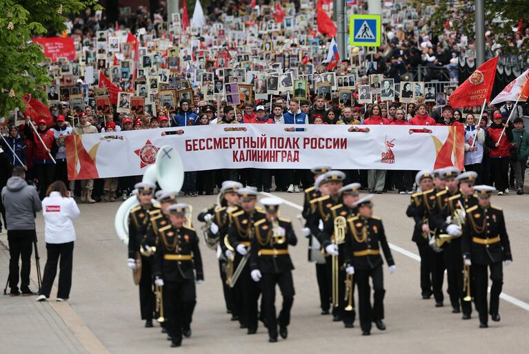 Участники акции Бессмертный полк во время празднования 80-летия Победы в Великой Отечественной войне в Калининграде Участники акции Бессмертный полк во время празднования 80-летия Победы в Великой Отечественной войне в Калининграде