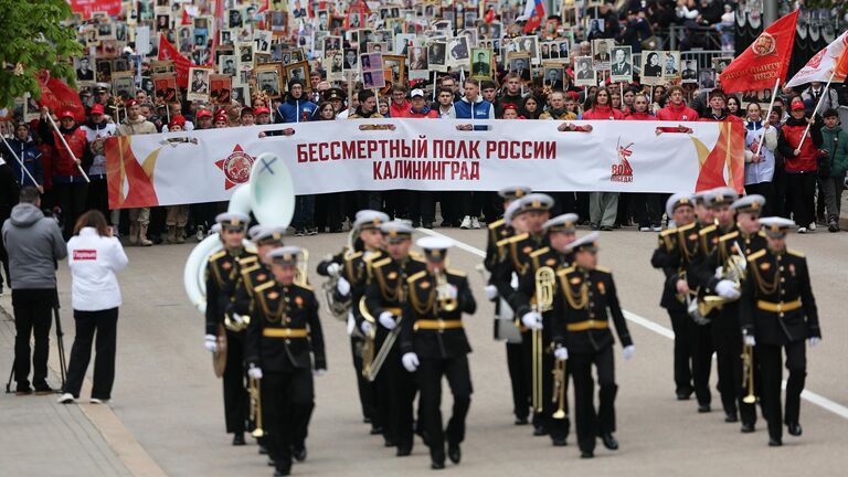 Участники акции Бессмертный полк во время празднования 80-летия Победы в Великой Отечественной войне в Калининграде Участники акции Бессмертный полк во время празднования 80-летия Победы в Великой Отечественной войне в Калининграде