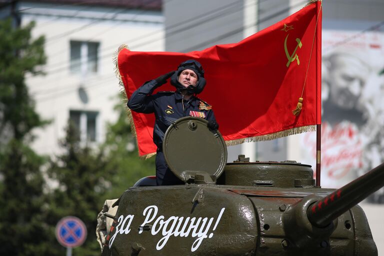 Танк Т-34-85 на военном параде в честь 80-летия Победы в Великой Отечественной войне в Новороссийске Танк Т-34-85 на военном параде в честь 80-летия Победы в Великой Отечественной войне в Новороссийске