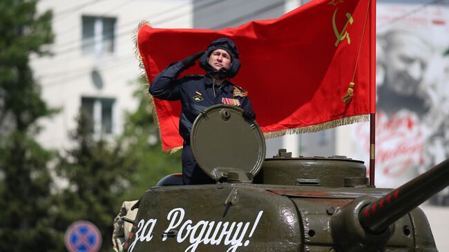 Танк Т-34-85 на военном параде в честь 80-летия Победы в Великой Отечественной войне в Новороссийске Танк Т-34-85 на военном параде в честь 80-летия Победы в Великой Отечественной войне в Новороссийске