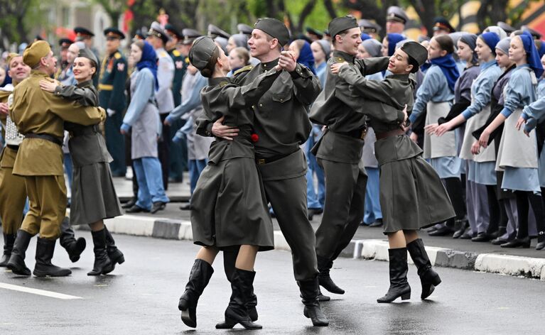 Театрализованное представление во время празднования 80-летия Победы в Великой Отечественной войне на проспекте им. газеты Красноярский рабочий в Красноярске Театрализованное представление во время празднования 80-летия Победы в Великой Отечественной войне на проспекте им. газеты Красноярский рабочий в Красноярске