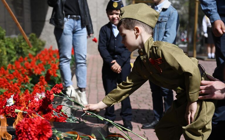 Церемония возложения цветов и венков к Вечному огню во время празднования 80-летия Победы в Великой Отечественной войне в Севастополе Церемония возложения цветов и венков к Вечному огню во время празднования 80-летия Победы в Великой Отечественной войне в Севастополе