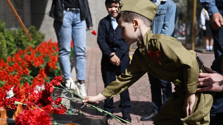 Церемония возложения цветов и венков к Вечному огню во время празднования 80-летия Победы в Великой Отечественной войне в Севастополе Церемония возложения цветов и венков к Вечному огню во время празднования 80-летия Победы в Великой Отечественной войне в Севастополе