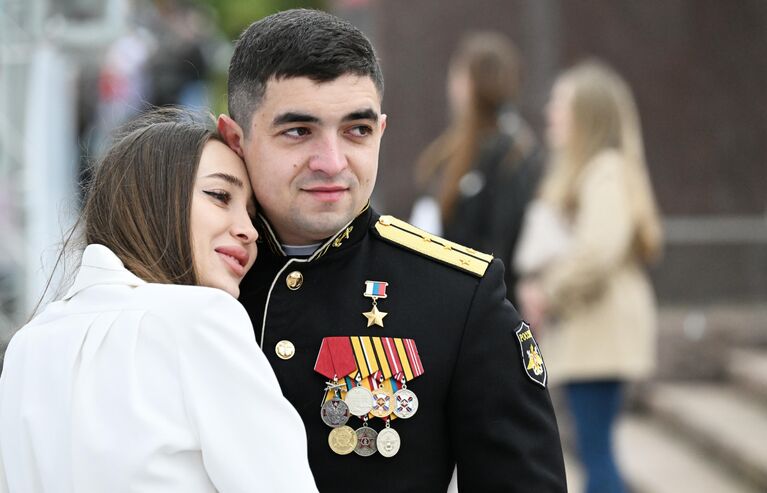 Герой России Сергей Шиманкин с супругой Аполлинарией перед парадом на праздновании 80-летия Победы в Великой Отечественной войне во Владивостоке Герой России Сергей Шиманкин с супругой Аполлинарией перед парадом на праздновании 80-летия Победы в Великой Отечественной войне во Владивостоке