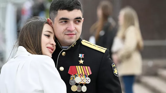 Герой России Сергей Шиманкин с супругой Аполлинарией перед парадом на праздновании 80-летия Победы в Великой Отечественной войне во Владивостоке