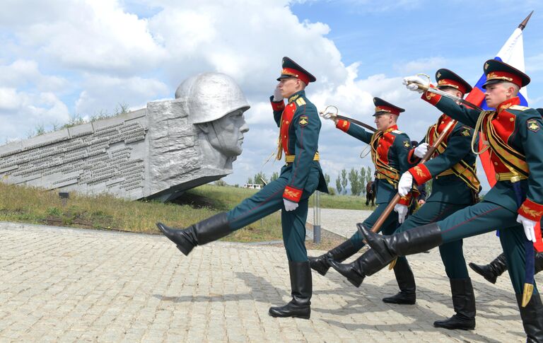 Военнослужащие на праздновании 80-летия Победы в Великой Отечественной войне на Саур-Могиле в ДНР Военнослужащие на праздновании 80-летия Победы в Великой Отечественной войне на Саур-Могиле в ДНР