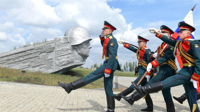 Военнослужащие на праздновании 80-летия Победы в Великой Отечественной войне на Саур-Могиле в ДНР Военнослужащие на праздновании 80-летия Победы в Великой Отечественной войне на Саур-Могиле в ДНР
