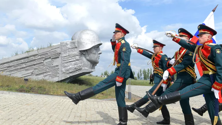 Военнослужащие на праздновании 80-летия Победы в Великой Отечественной войне на Саур-Могиле в ДНР Военнослужащие на праздновании 80-летия Победы в Великой Отечественной войне на Саур-Могиле в ДНР