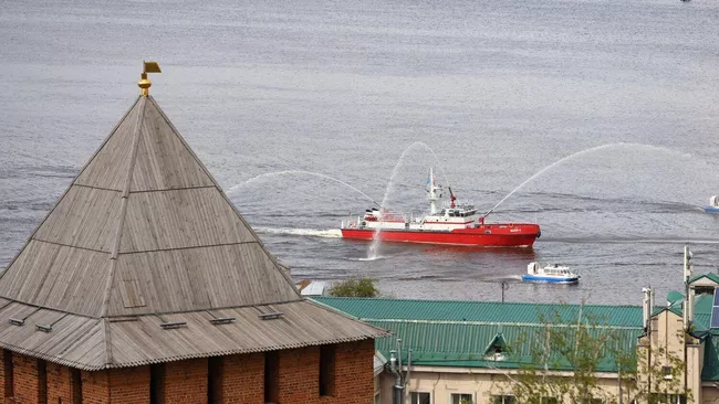 В Нижнем Новгороде прошел парад водной техники и авиашоу