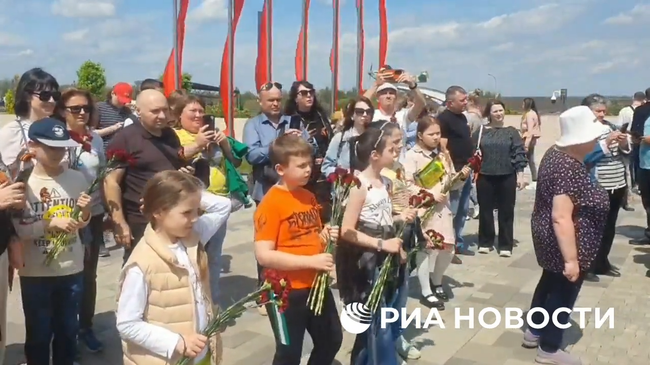 Украинские переселенцы возложили цветы к мемориалу Самбекские высоты