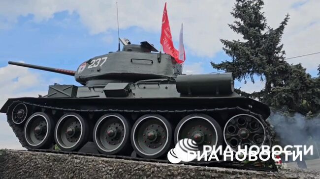 Отреставрированный танк Т-34, стоящий на въезде в Луганск Отреставрированный танк Т-34, стоящий на въезде в Луганск