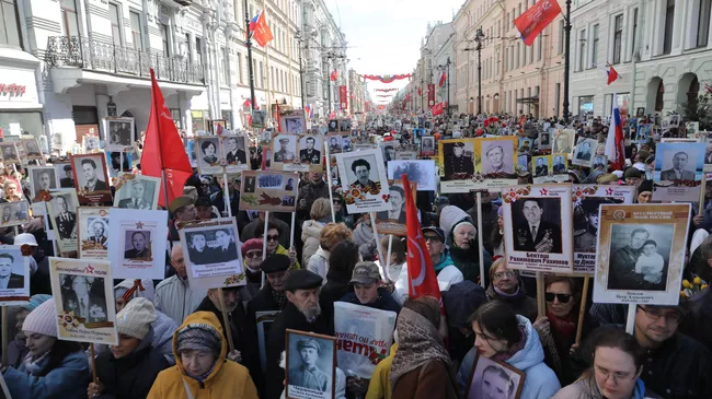 Участники акции Бессмертный полк во время празднования 80-летия Победы в Великой Отечественной войне в Санкт-Петербурге