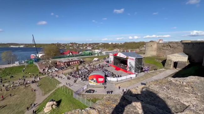 Концерт, посвященный празднованию 80-летия Победы проходит в Ивангороде на берегу Нарвы