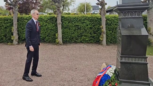 Посол России в Дании Владимир Барбин  возложил венок к монументу советским воинам, которые освобождали остров Борнхольм от фашистских войск. Кадр видо