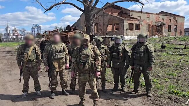 Бойцы инженерно-саперного подразделения, сформированного в Тюменской области, записали поздравление с 80-летием Великой Победы. Кадр видео