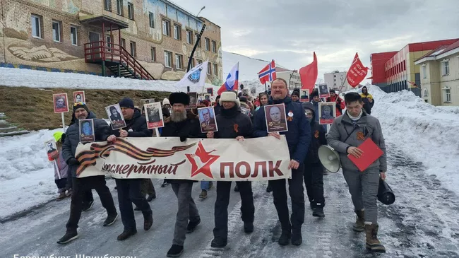 Участники акции Бессмертный полк в Баренцбурге, Шпицберген