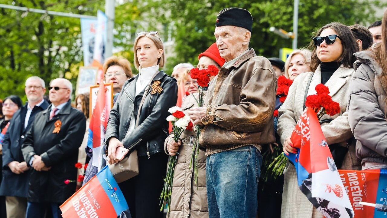 Цветы возложили к мемориалам воинской славы в Химках 9 мая